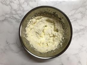 黄油软化后，加入糖粉。打至黄油膨松发白。