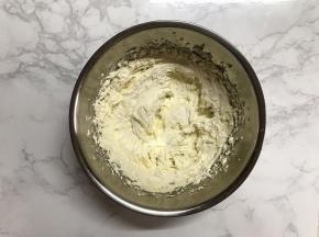 黄油软化后，加入糖粉。打至黄油膨松发白。