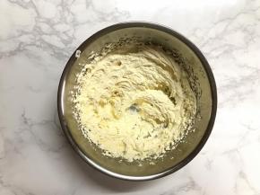 分2次加入蛋液，每次都打至充分吸收后再加下一次。