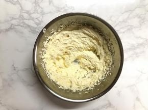 分2次加入蛋液，每次都打至充分吸收后再加下一次。