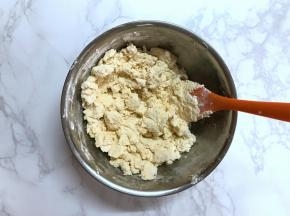 倒入低粉，搅拌均匀（注意不要过分搅拌以免出筋）。