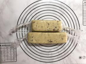 利用保鲜膜（或直接用合适的饼干模）将面团整形4*6厘米左右的长方形条，放入冰箱冷冻至硬（大概需要1个小时以上）。