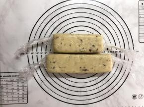 利用保鲜膜（或直接用合适的饼干模）将面团整形4*6厘米左右的长方形条，放入冰箱冷冻至硬（大概需要1个小时以上）。