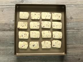 放入烤箱中层，烤约45分钟左右，直到饼干颜色微黄。