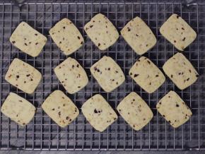 将冻硬的面团取出，切成0.6-0.8片放入烤盘（注意饼干之间要留一定间隙，以免烘烤过程中相互粘连），此时烤箱130度预热。