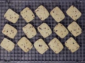 将冻硬的面团取出，切成0.6-0.8片放入烤盘（注意饼干之间要留一定间隙，以免烘烤过程中相互粘连），此时烤箱130度预热。