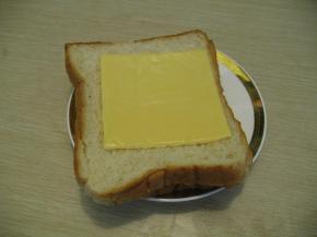 一片奶酪放在面包片上