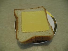 一片奶酪放在面包片上