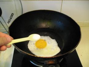 锅中倒油烧热倒入鸡蛋，撒少许盐，煎好一片，翻面煎另一面
