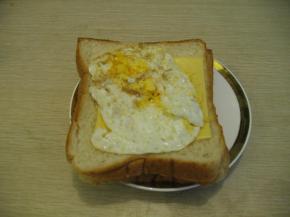煎好的鸡蛋放在奶酪片上