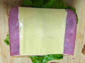 把芝士片放在火腿片上面