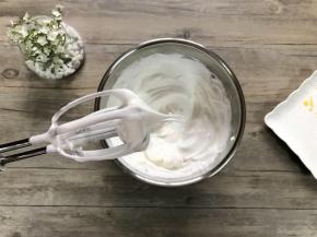 蛋白分三次打入细砂糖50克，打至坚挺长弯勾。