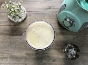 豆浆过滤待用。（我的豆浆还要制作其他食物，所以量比较多哦）