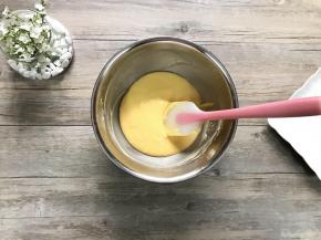 再加入剩余蛋黄，翻拌至面糊细腻。