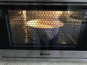 放入东菱烤立方电烤箱中，下管130、上管100，烘烤60-70分钟。（时间和温度请根据自己烤箱实际情况来调节）