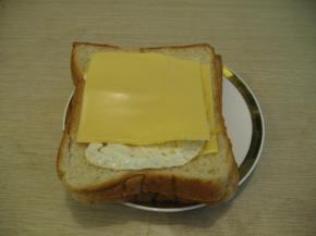 放上另一片奶酪片