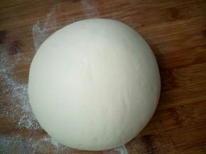 将大约七八十度的热水倒入面粉中，快速搅匀，然后用拳头沾凉水，扎入面团，将面团揉至光滑状态，然后密封醒发半小时