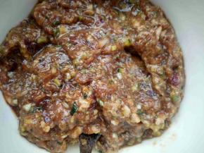 猪肉馅倒入生抽，老抽，耗油，盐顺时针方向搅匀并上劲，然后加入洋葱，姜末倒入植物油，最后放盐并搅拌均匀