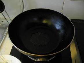 锅烧热，倒入适量的油