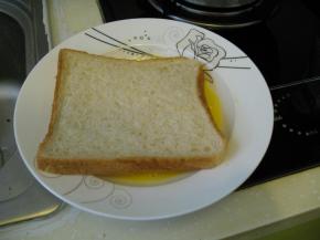 土司片放入鸡蛋液中沾满蛋液