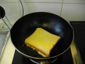 锅中打入一个鸡蛋，在蛋没有完全凝固前加入适量的盐，把鸡蛋煎，煎到自己喜欢的程度