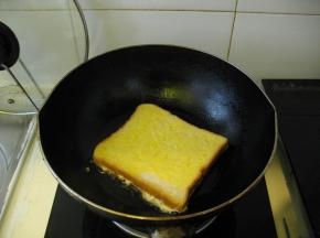 锅中打入一个鸡蛋，在蛋没有完全凝固前加入适量的盐，把鸡蛋煎，煎到自己喜欢的程度