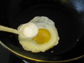 锅中打入一个鸡蛋，在蛋没有完全凝固前加入适量的盐，把鸡蛋煎，煎到自己喜欢的程度