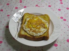 放入煎好的鸡蛋，盖上另一片煎好的土司就可以了