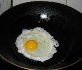 油烧热放入鸡蛋