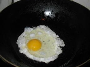 油烧热放入鸡蛋