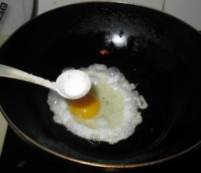 鸡蛋煎至快凝固时，散上一些盐