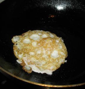 鸡蛋翻面煎至自己喜欢的程度可以出锅