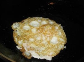 鸡蛋翻面煎至自己喜欢的程度可以出锅