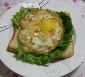 把煎好的鸡收放入事先铺好的生菜叶上