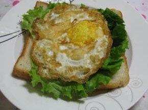 把煎好的鸡收放入事先铺好的生菜叶上