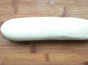醒发好的面团搓成长条并按扁