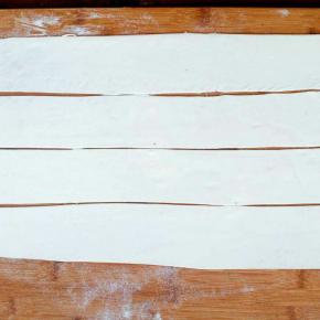 切成大约4-5cm宽的长条