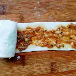 从一头乱起，注意不要卷的太紧，最后收尾捏紧