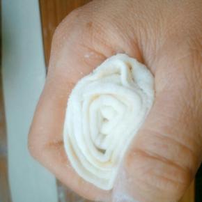 将两段用手的虎口收拢并捏紧