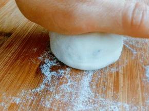 竖起来。用掌心压成小圆饼，依次做完全部小圆饼。