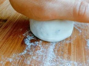 竖起来。用掌心压成小圆饼，依次做完全部小圆饼。