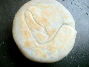 电饼铛预热，倒少许油抹匀，然后放入小油饼，大约一分钟后翻面然后盖锅盖，小火烙至两面金黄出锅