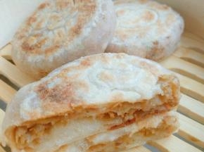 小宝已经在旁边等不及了，先切开一个吃着吧