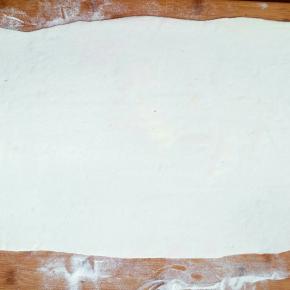 在不破的基础上均匀擀成尽量薄的长方形面片