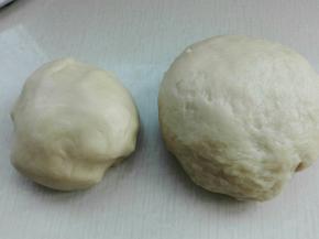 水油皮和油酥分别揉成团（水油皮尽量揉光滑即可，不必要必须手套膜哈）