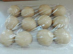 将水油皮等分12份，揉圆盖保鲜膜醒发