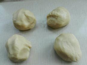 将油酥等分四份（做原色酥皮的话，省略这一步，直接等分12份即可）
