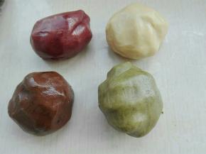 将分好的四份油酥，取其中三份分别加适量抹茶粉，红曲粉，可可粉揉均匀，然后各自等分三份，共12份油酥剂子即可