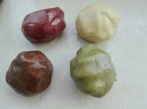 将分好的四份油酥，取其中三份分别加适量抹茶粉，红曲粉，可可粉揉均匀，然后各自等分三份，共12份油酥剂子即可