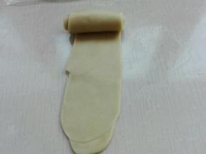 再次擀成长条，自上而下卷起
